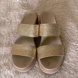 Bzees resort gold woven 2 strap foam cork wedge sandals size 9.5 EUC washable